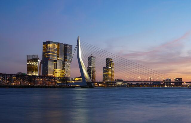 Zonsondergang bij de Erasmusbrug in Rotterdam